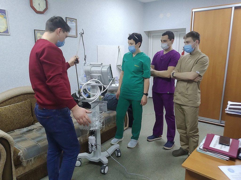 Подходит и для младенцев. “Врачи мира” подарили бахмутской больнице современный аппарат ИВЛ