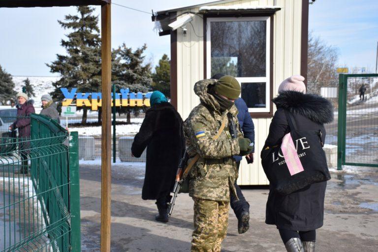 Ситуація на КПВВ: на “Станиці Луганській” досі перебої з електропостачанням