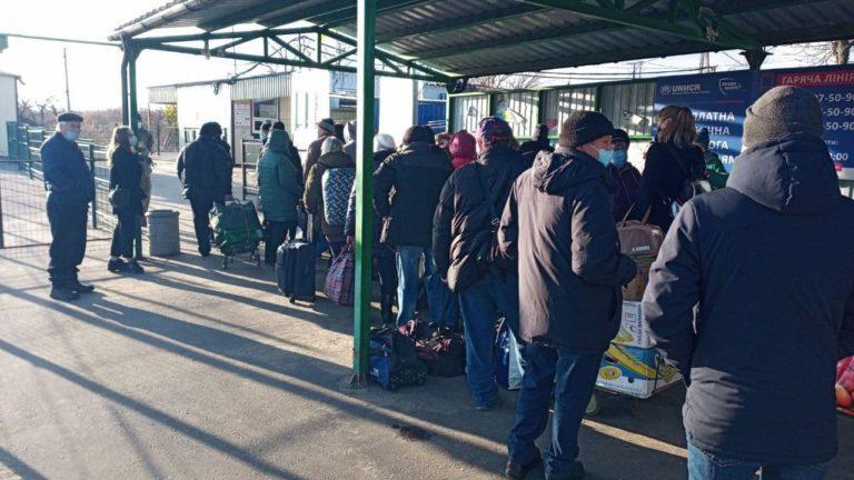 На КПВВ “Станиця Луганська” за день оформили три термінові перепустки для проходу людей в ОРЛО