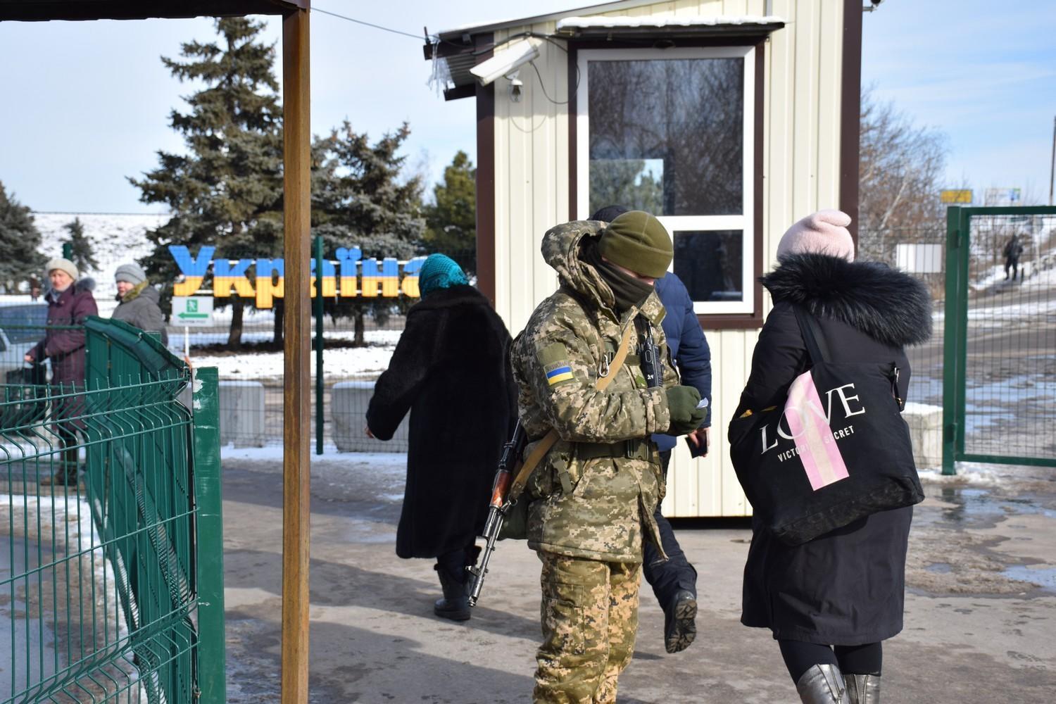 Зображення до посту У перший понеділок нового року КПВВ у Станиці Луганській перетнули більше тисячі людей