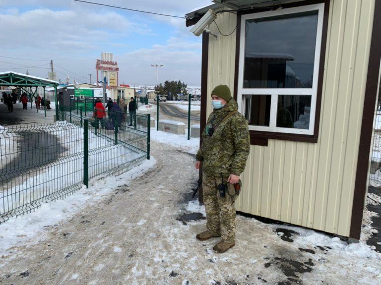 На КПВВ “Новотроїцьке” у п’ятницю експрес-тести на COVID-19 зробили не всім охочим