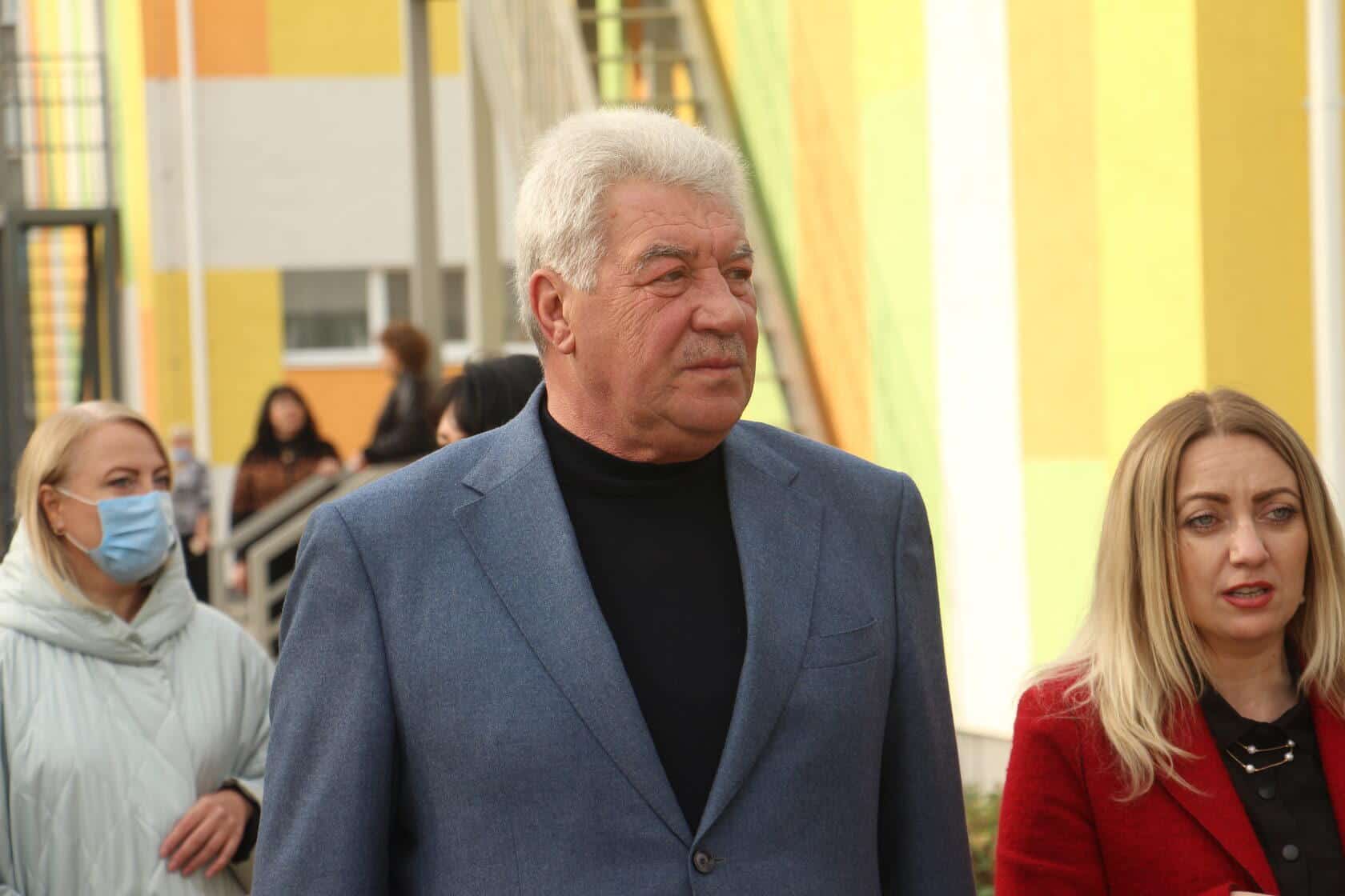Зображення до посту: Мер-рекордсмен, депутати — “парашутисти” і матріархат у райраді. Підсумки місцевих виборів на Донеччині