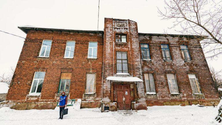 “Закривали дірки дошками і ковдрами”. Благодійники встановлюють вікна у розбитих війною будинках Майорська