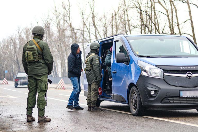 КПВВ Донбасі: сьогодні працює “Станиця Луганська”, завтра будуть пропускати через “Новотроїцьке”