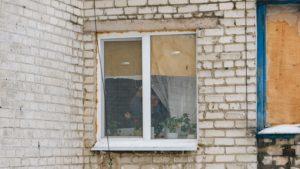 “Закрывали дыры досками и одеялами”. Благотворители устанавливают окна в разбитых войной домах Майорска 5
