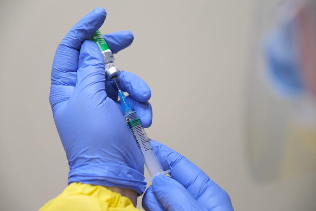 В Бахмуте уже сделали первые прививки против COVID-19. Вскоре продолжат в Светлодарске (ФОТО)