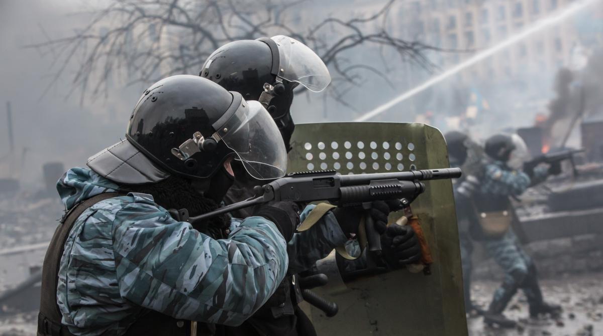 Работники спецподразделения украинской милиции "Беркут"