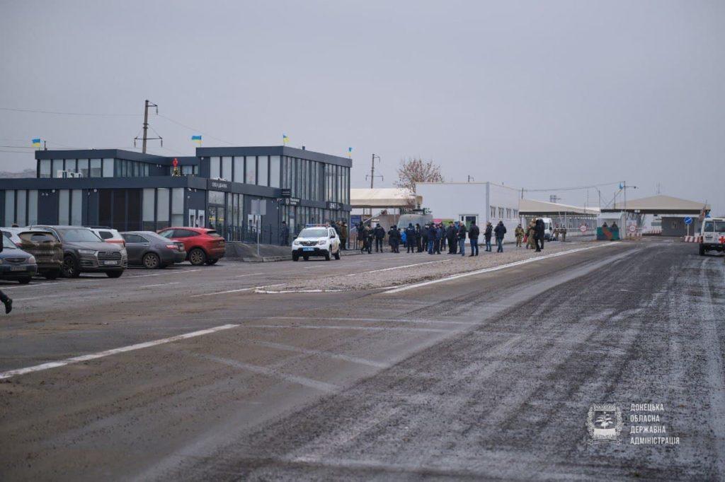 Сьогодні на Донбасі можна пройти лише через КПВВ “Станиця Луганська”, решта на пропуск не працює
