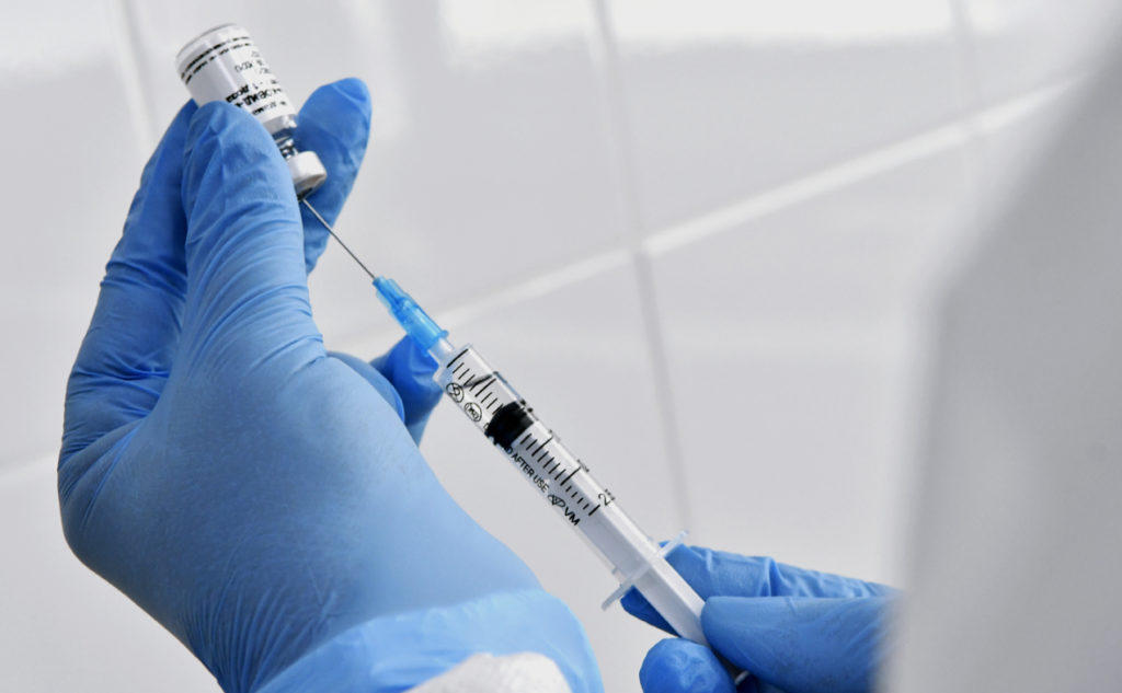 С опозданием: первая вакцина против COVID-19 приедет уже во вторник