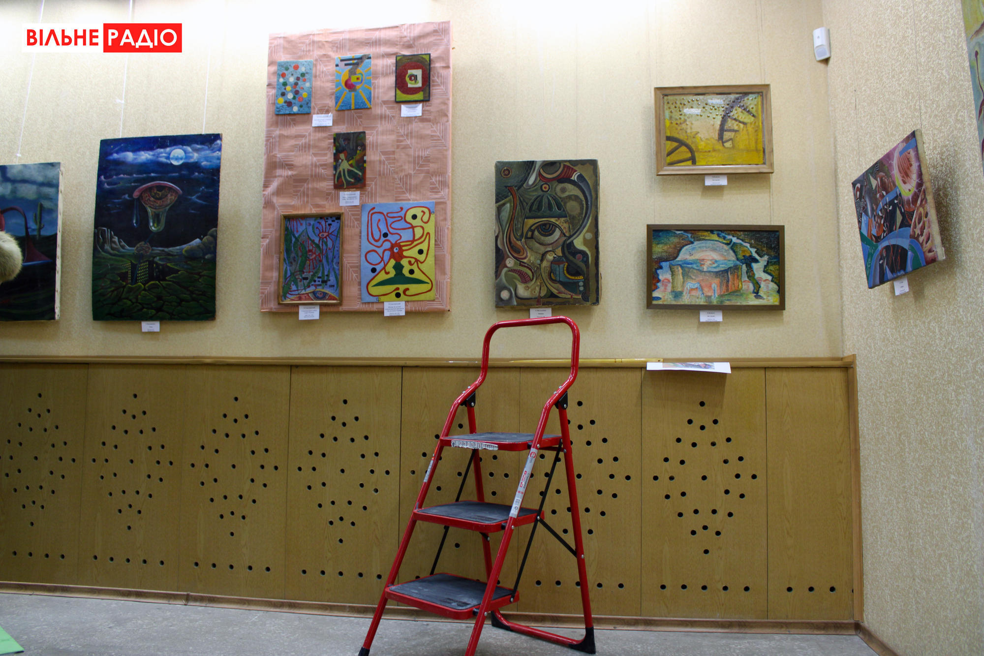 В Бахмуте собрали лучшие работы художников-авангардистов в одной экспозиции