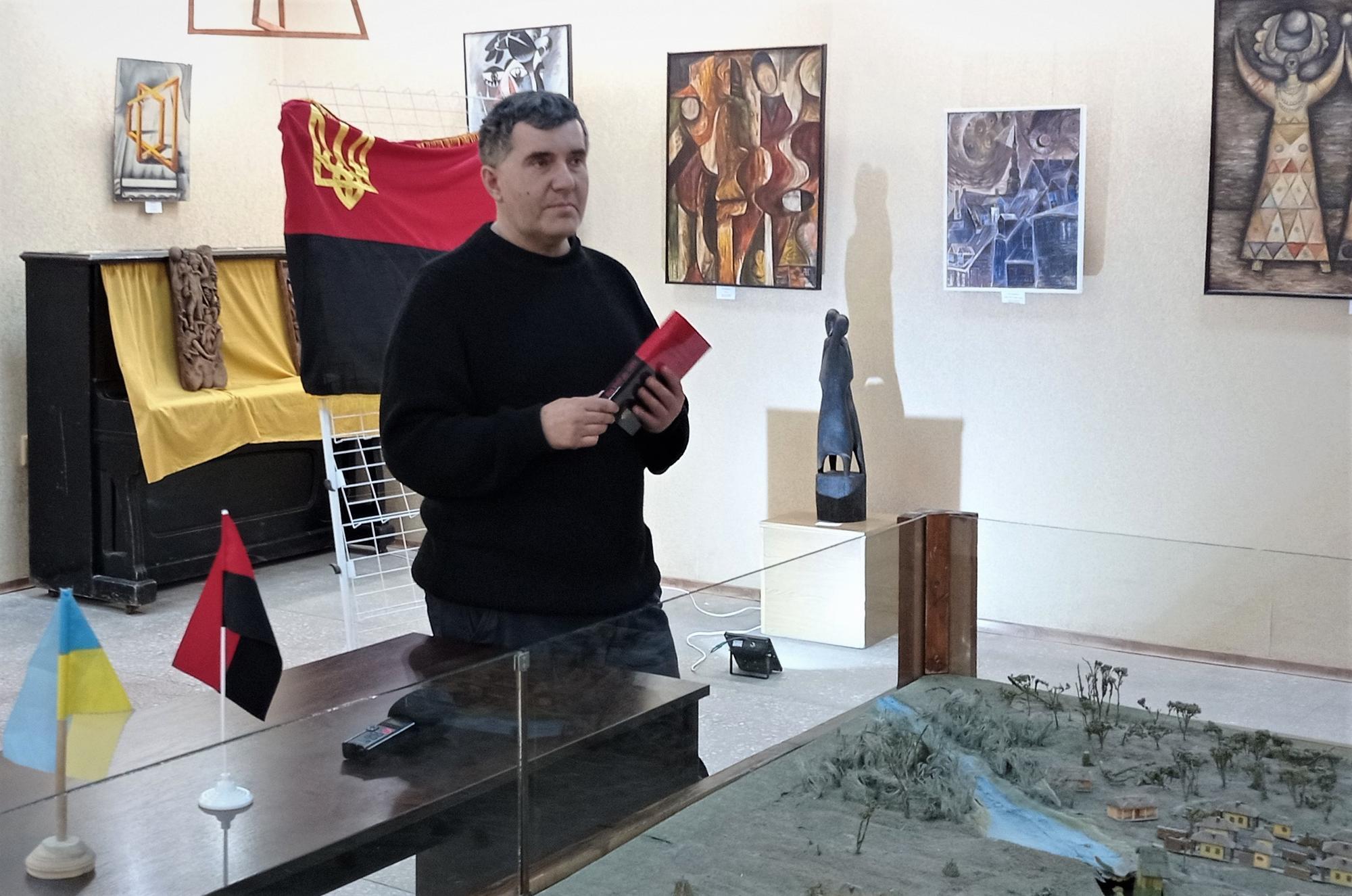 Сашко Добровольський презентує книгу в музеї Бахмута