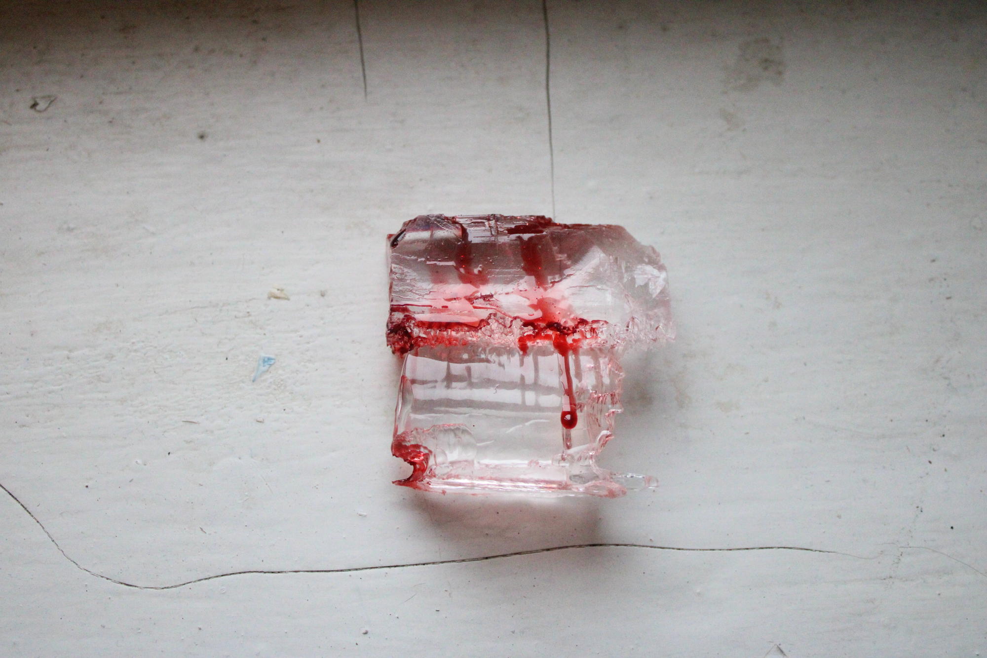 кристал кам'яної солі з кров'ю