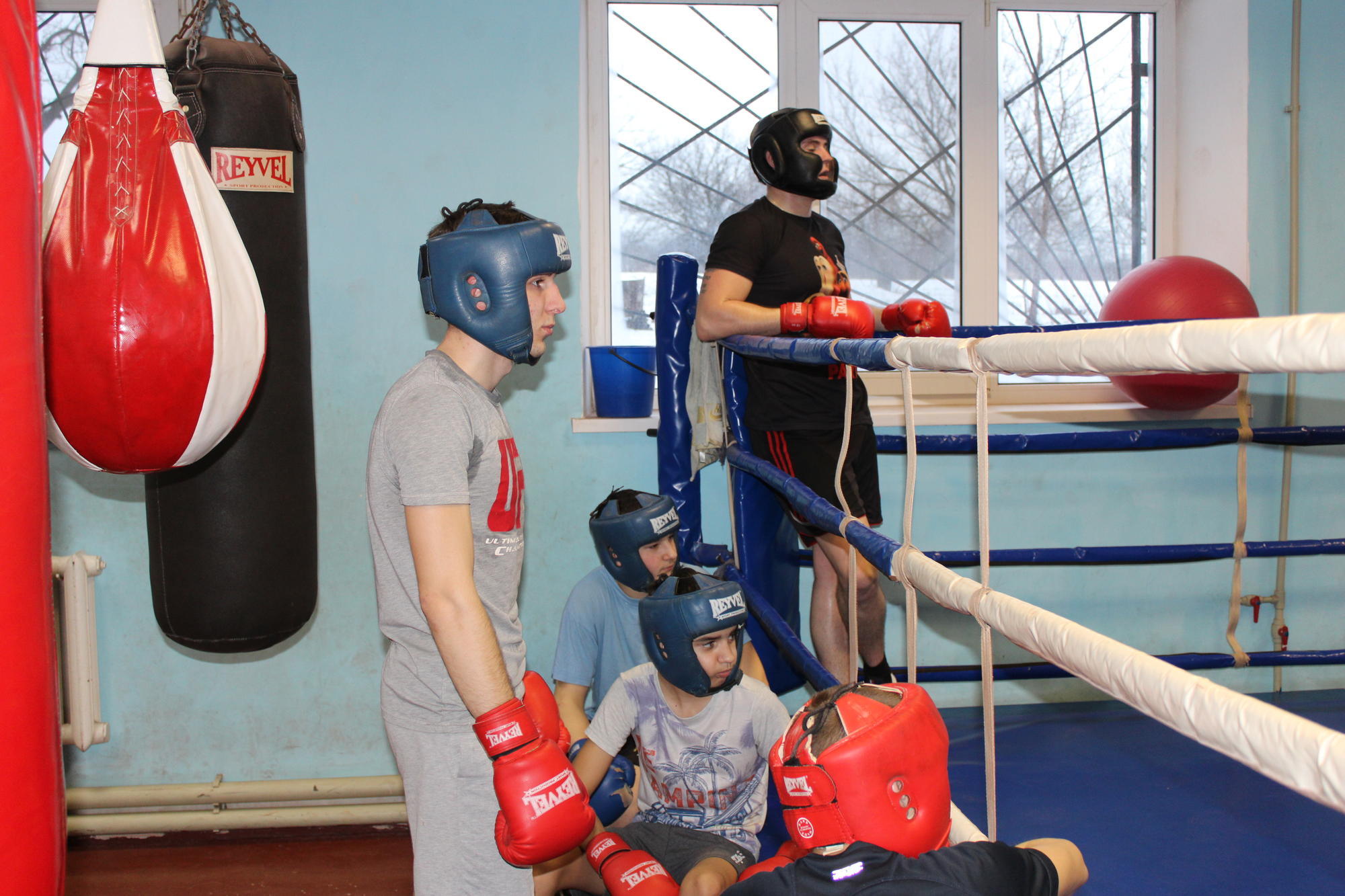 підлітки тренуються в боксерському клубі Соледара