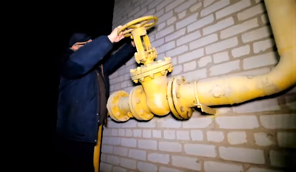 чиновники відкривають газовий вентиль на котельні Донеччини