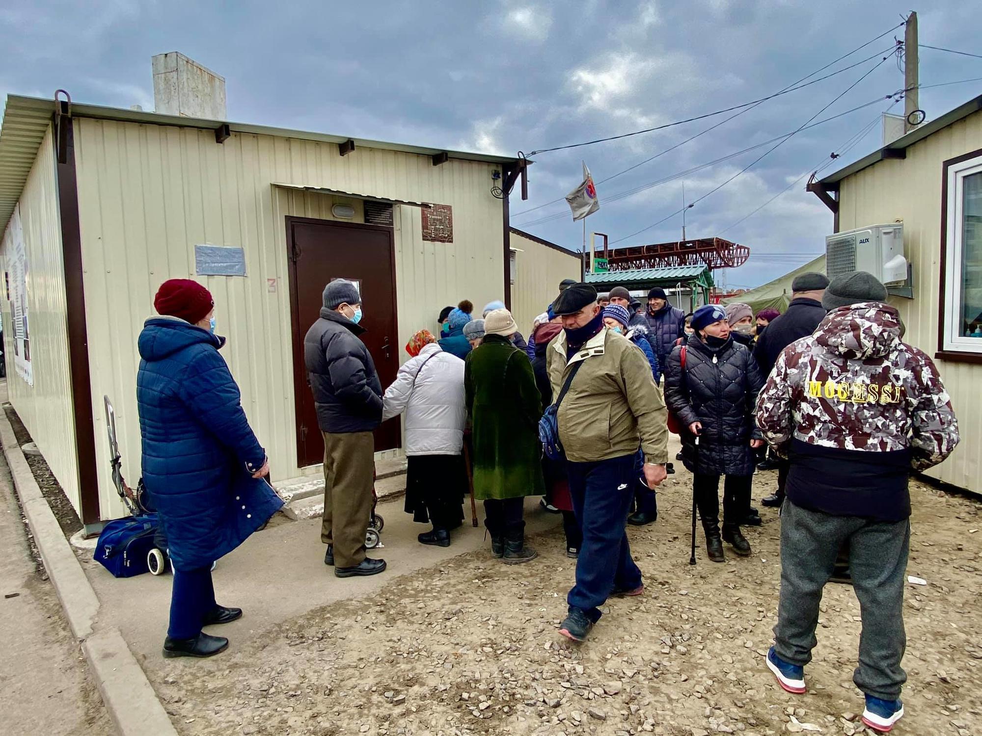 Зображення до посту Розблокували ще один: сьогодні пройти через лінію розмежування можна через КПВВ “Станиця Луганська” та “Новотроїцьке