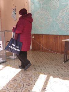 Низька явка та агітація у день виборів. 5 фактів про голосування у 50-му окрузі на Донеччині 1
