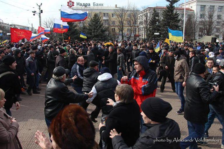 “Ми мали показати, що це наше місто”. Як у Донецьку та Луганську проукраїнські акції ставали небезпечними