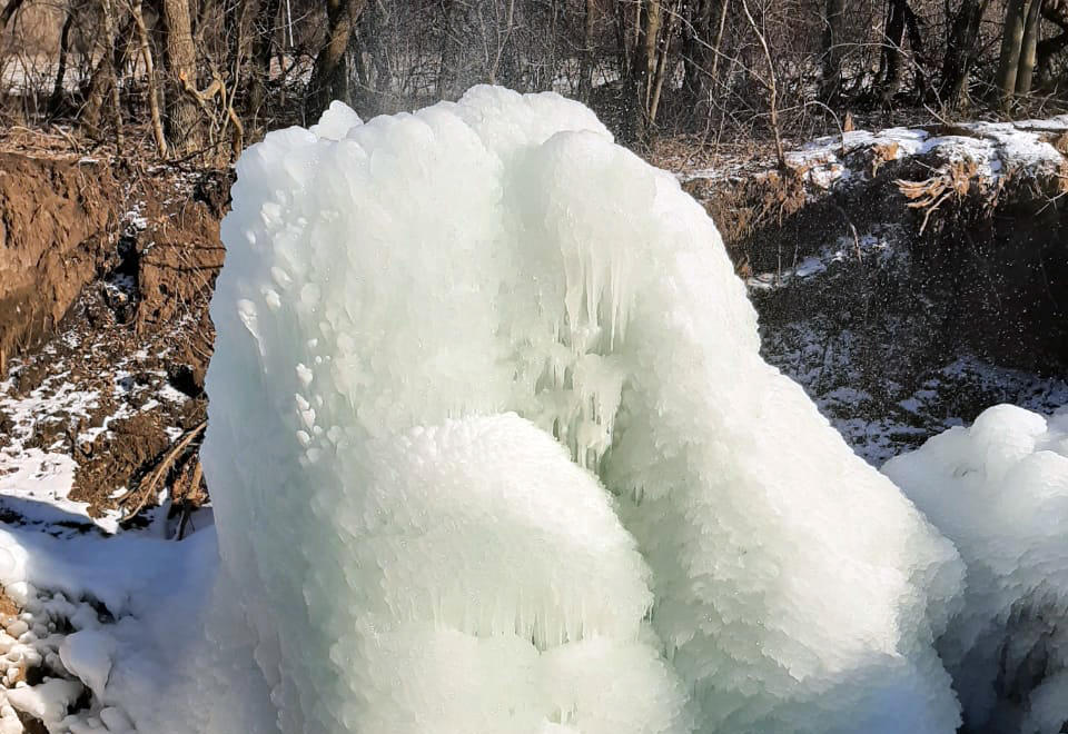 порив труби водопостачання взимку брила льоду