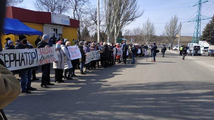 Люди из разных городов Донетчины собрались на митинг в Краматорске под зданием "Донецкоблгаза"