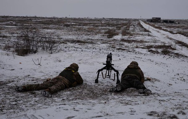 Снайпер боевиков тяжело ранил украинского военного, – штаб ООС