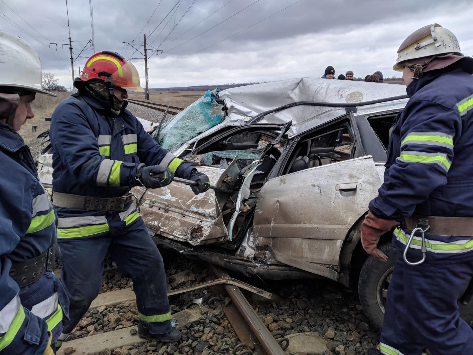 У с. Новоселівка під Покровськом електричка врізалася в авто. Водій загинув