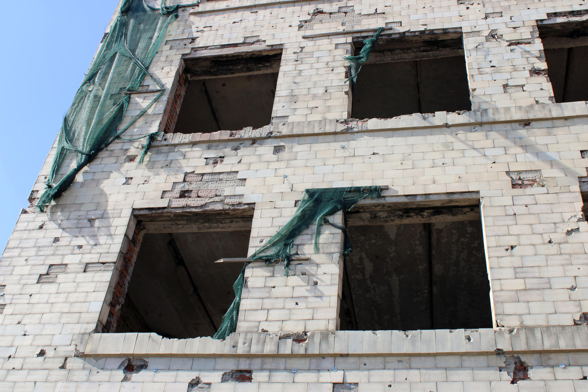 Здание Торецкого городского совета, которое разрушили боевики