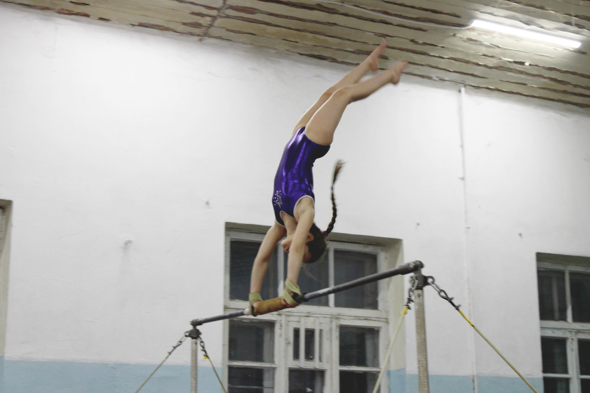 Как тренируются маленькие гимнастки в спортивном клубе Бахмута