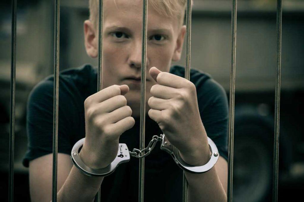 Підлітків-злочинців стає менше. Актуальні цифри по Україні, області та Бахмуту