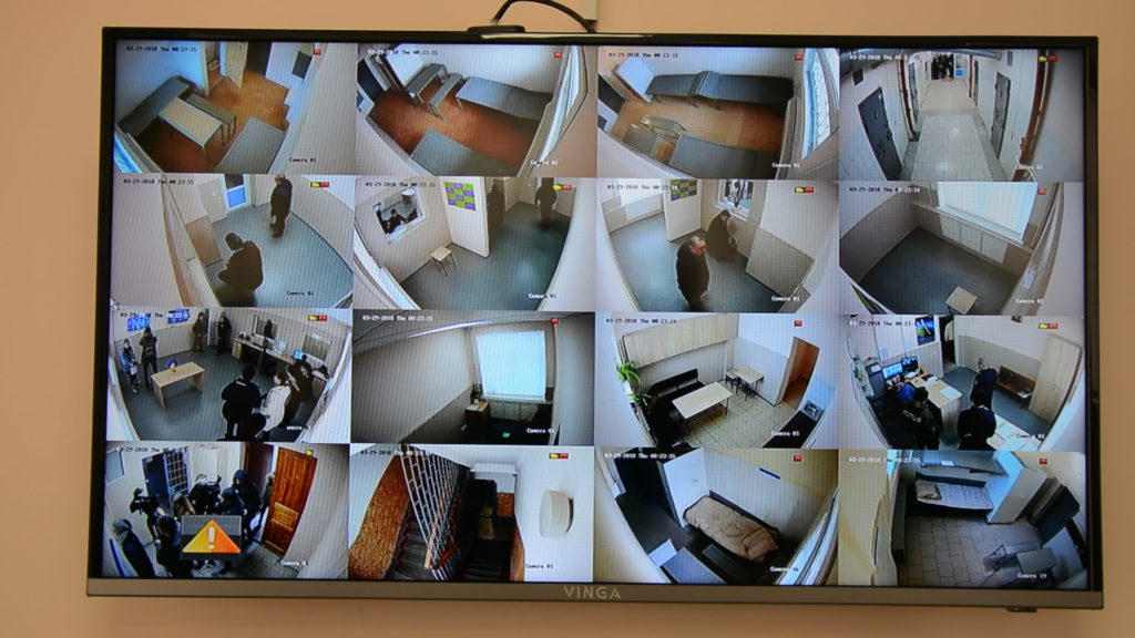Полиция Бахмута просит деньги у горсовета на обустройство нового типа комнат с камерами вместо клетки