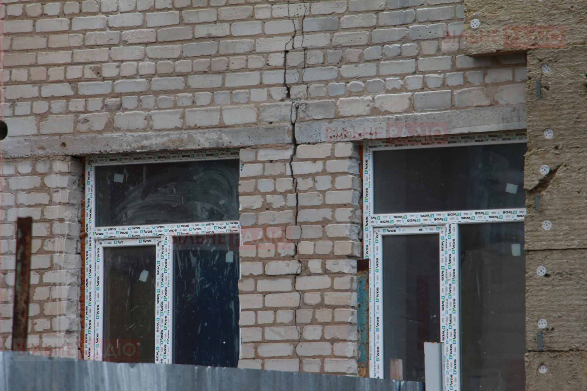В Бахмуті в одній зі шкіл, де роблять ремонт, обвалилась стіна. В міськраді кажуть, що це передбачали (ФОТО)