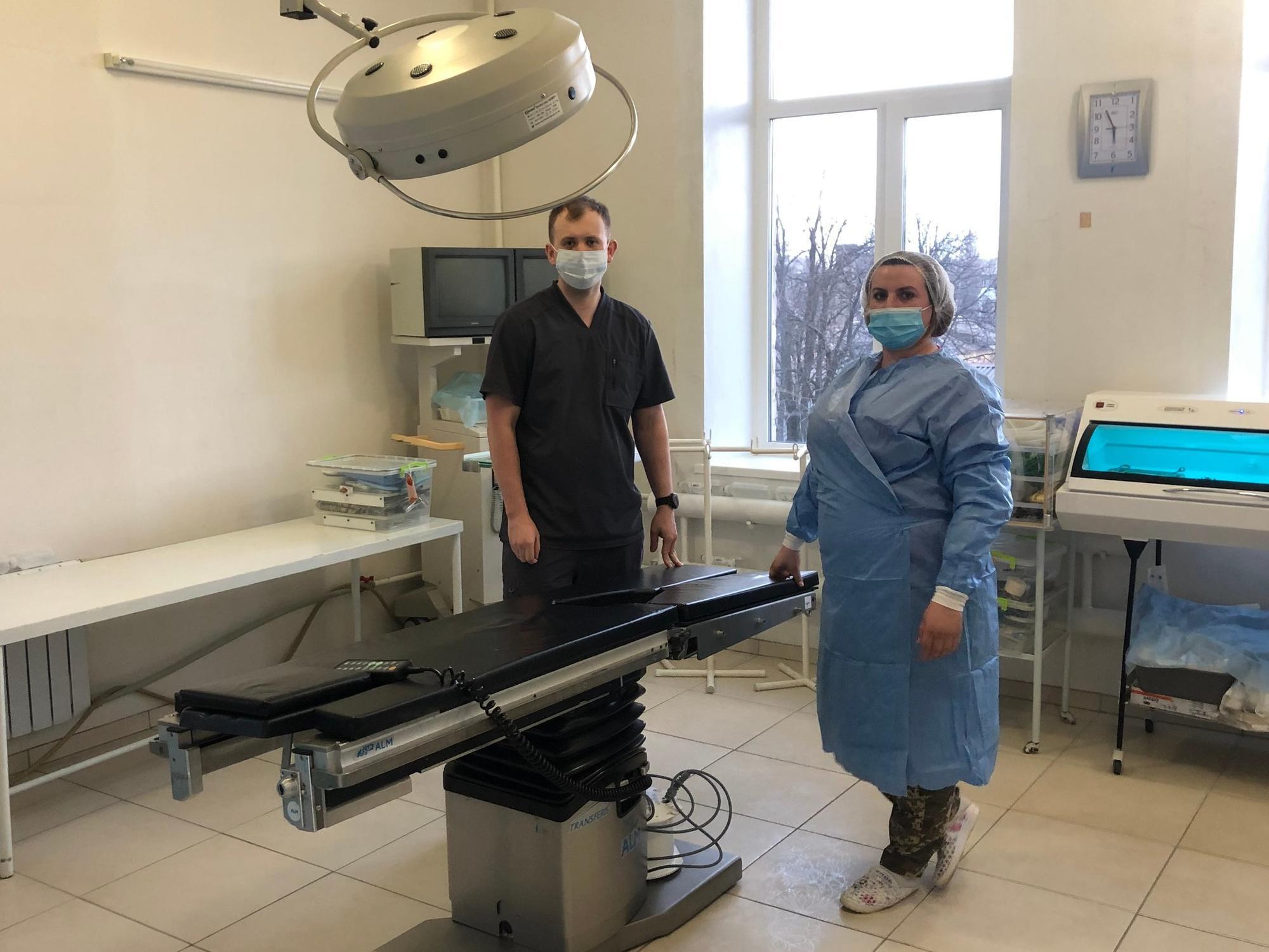 Военному госпиталю в Часов Яре подарили современный хирургический стол