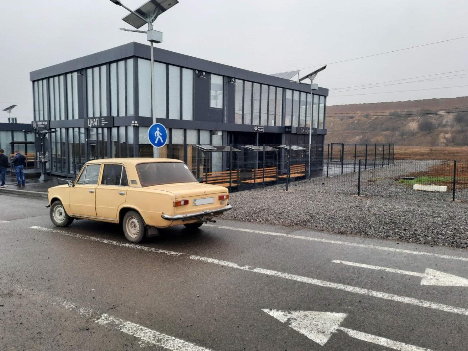 Працюють 2 КПВВ: у понеділок лінію зіткнення можна пройти на “Новотроїцькому” та “Станиці Луганській”