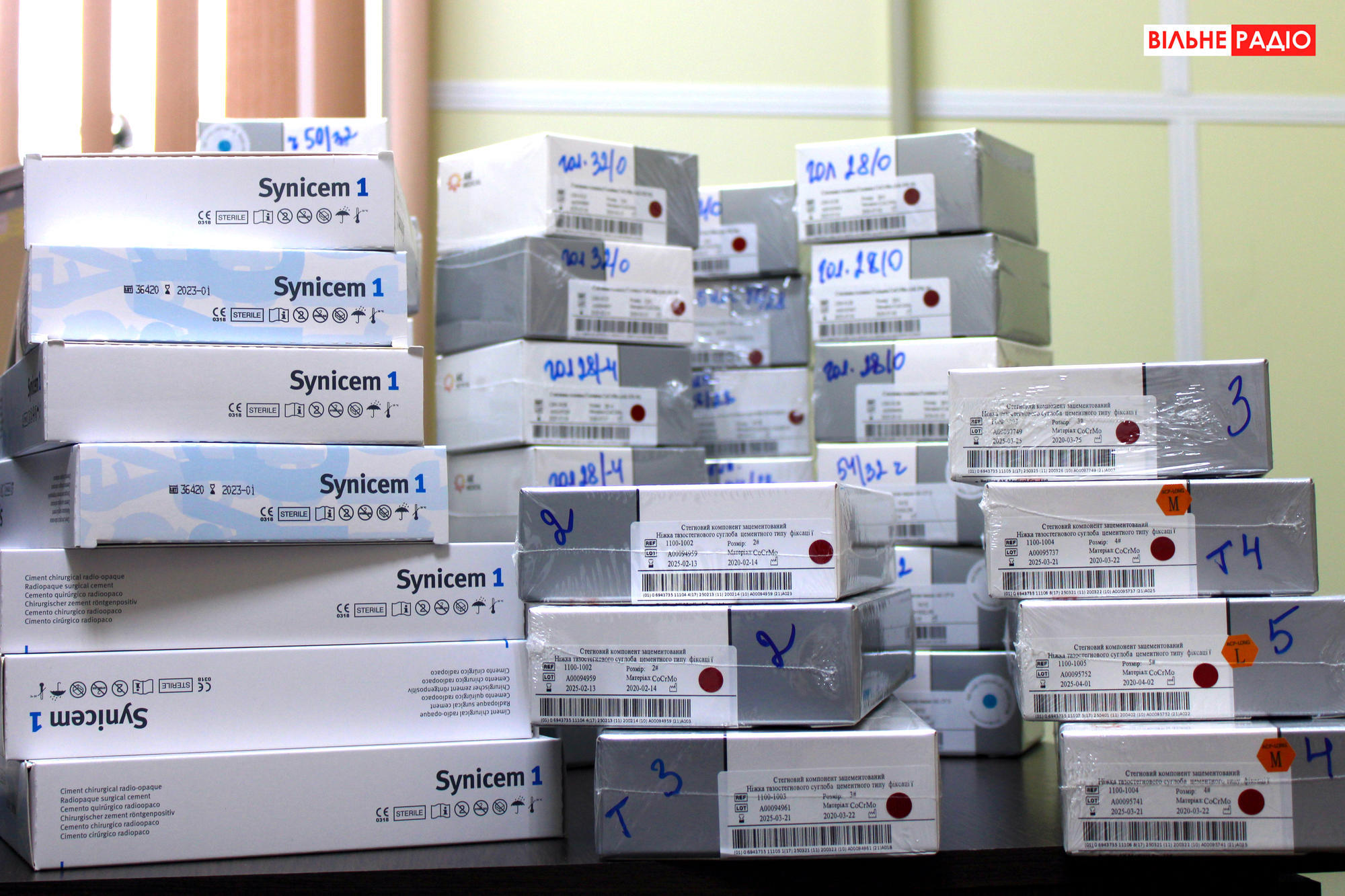 Коробки с компонентами эндопротезов, которые завезли в Бахмутскую многопрофильную больницу интенсивного лечения
