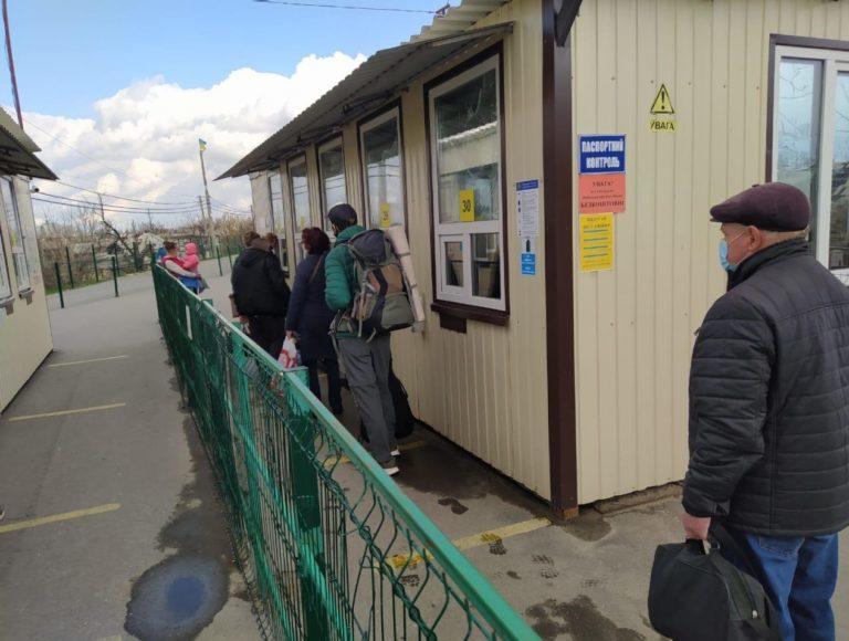 Пройти лінію розмежування сьогодні можна через “Станицю Луганську” та “Новотроїцьке”