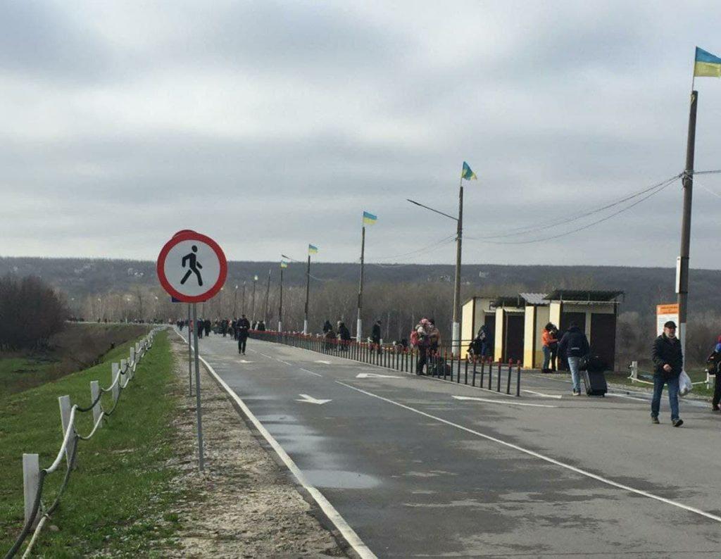 У середу пройти лінію зіткнення можна через “Станицю Луганську”. “Новотроїцьке” розблокують у п’ятницю