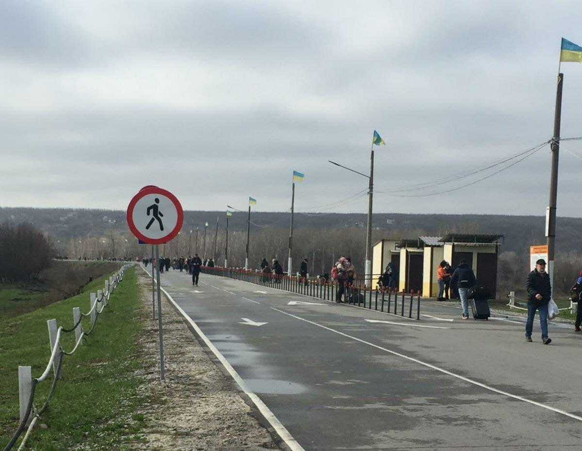 Сьогодні вагітна жінка не змогла проїхати через “Станицю Луганську”, бо т.з. “ЛНР” обмежує кількість перетинів