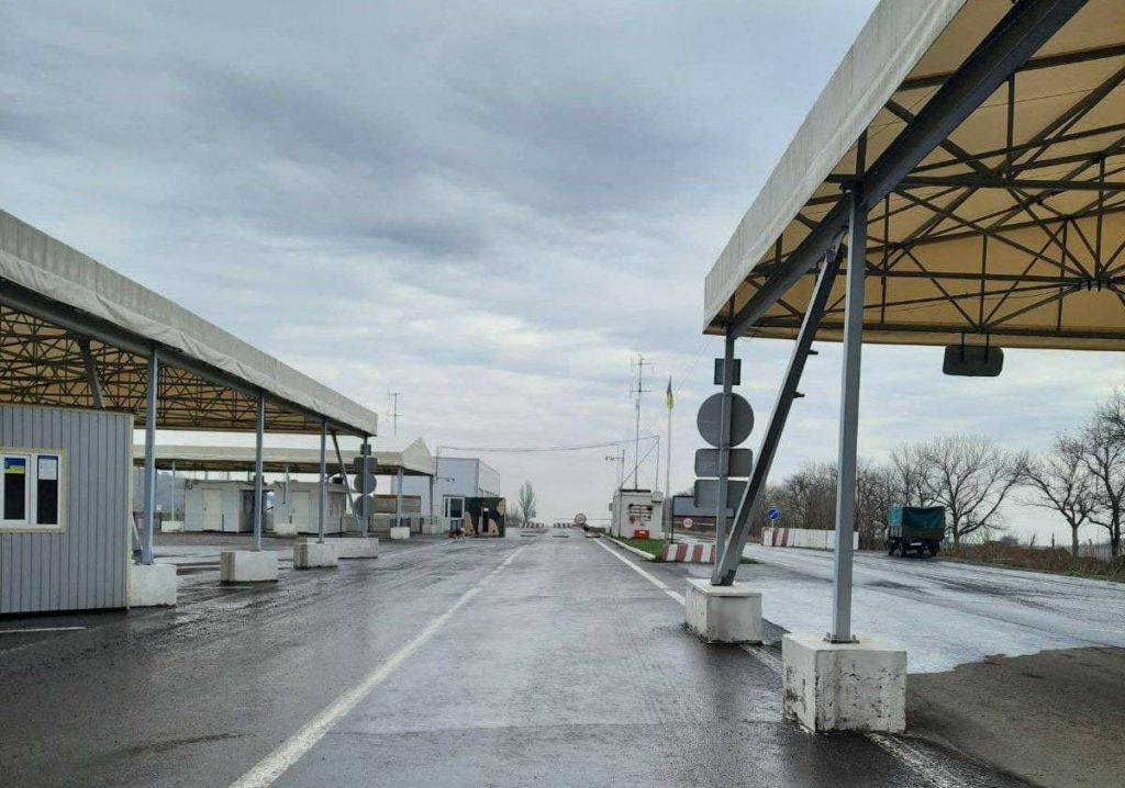 На Донбасі фактично можна пройти лише через КПВВ “Новотроїцьке” та “Станицю Луганську”