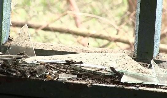На Донбасі 120-мм міна влучила в будинок, поранений господар (фото)