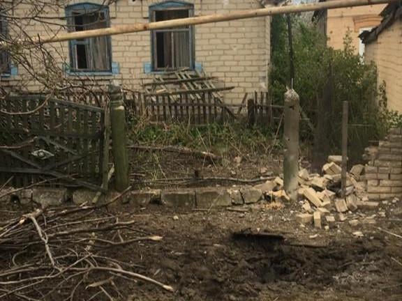 Боевики обстреляли из гранатометов жилые дома в Марьинке (фото)