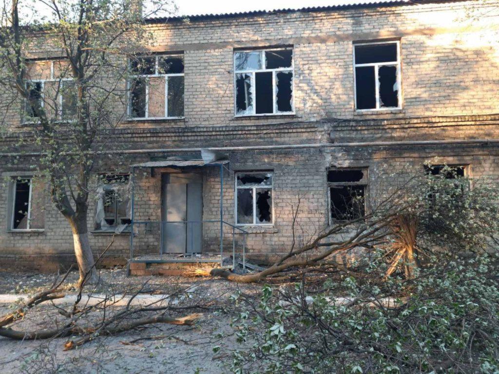 Боевики обстреляли больницу в Красногоровке. Там нет света (ФОТО) (ОБНОВЛЕНО)