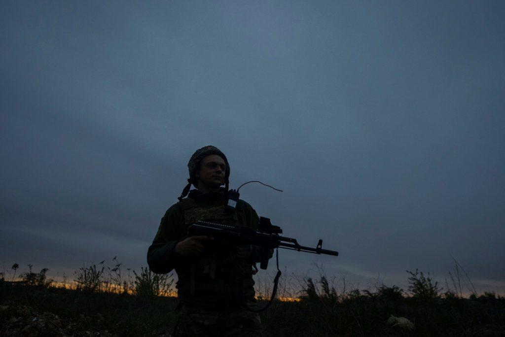На востоке Украины от пули боевиков погиб украинский военный, — штаб ООС