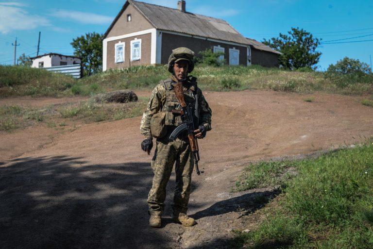 Окупанти скинули з дрона міну біля житлового будинку під Волновахою