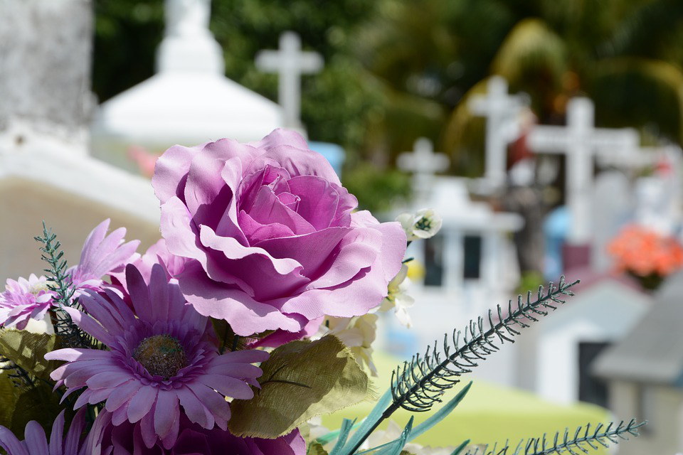 На Донетчине пенсионер насмерть подорвался на неизвестной взрывчатке, убирая на кладбище
