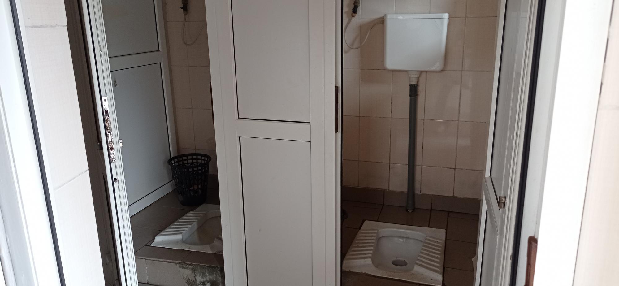 туалет на залізничному вокзалі Бахмута