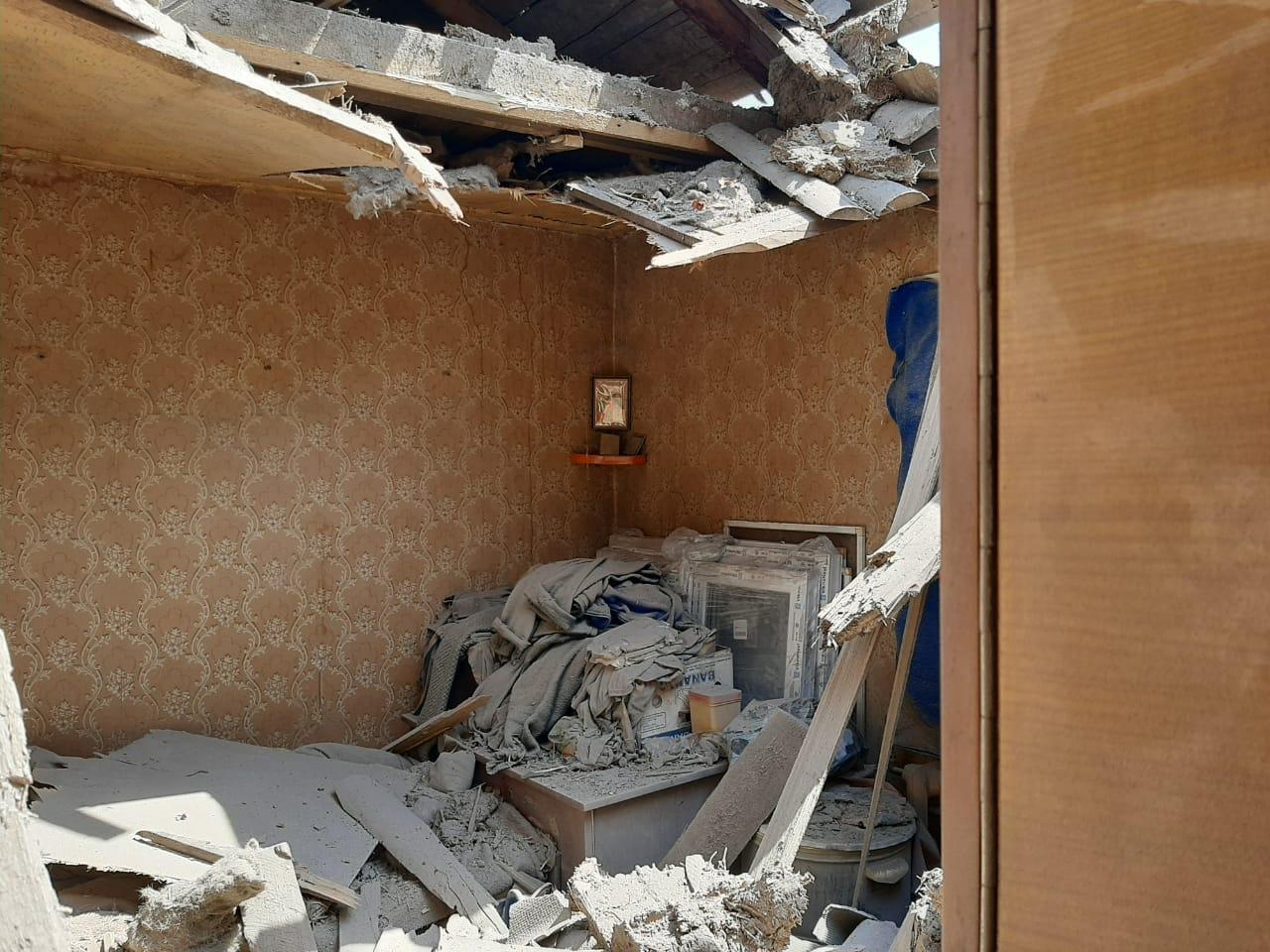 разрушенный взрывом дом в Песках