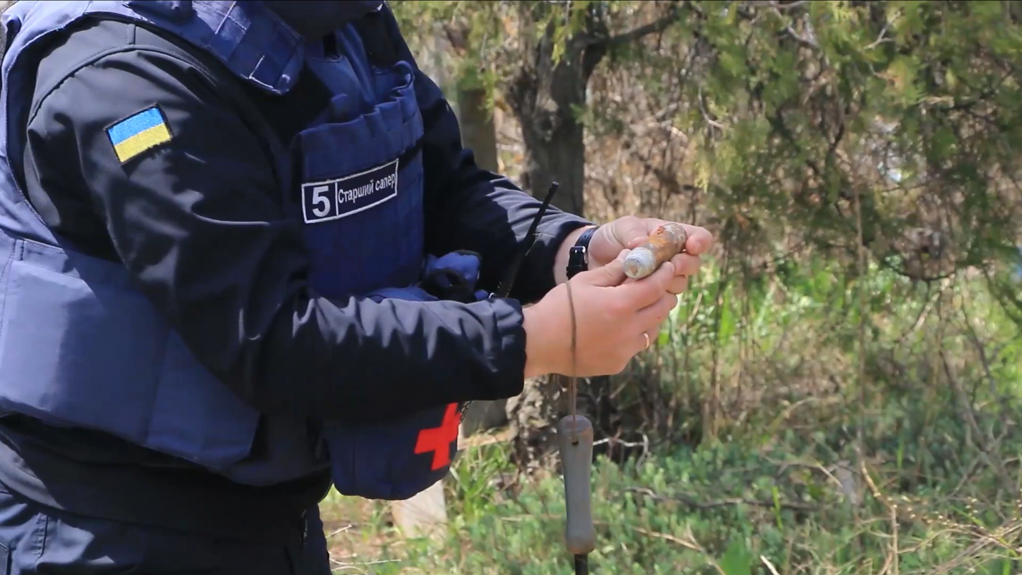 Боеприпас, который нашли спасатели на одном из кладбищ Донецкой области