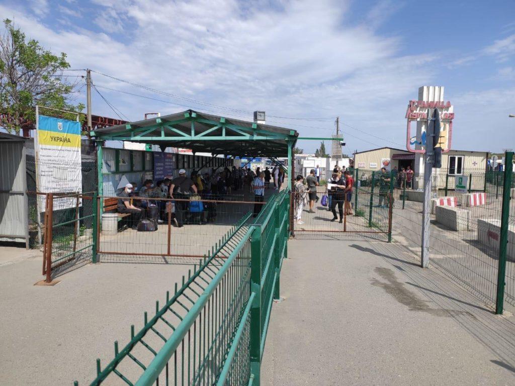 КПВВ “Станица Луганская”: пересечь линию соприкосновения сегодня можно лишь на Луганщине