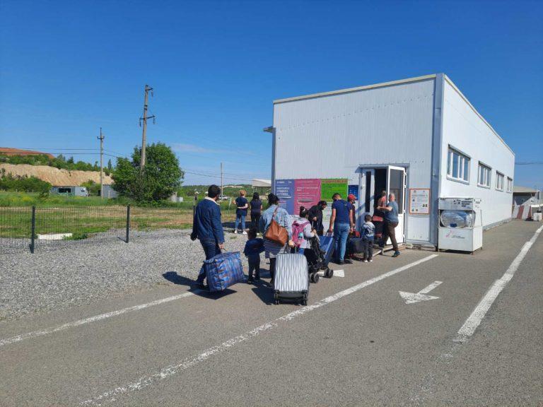 Перейти лінію зіткнення сьогодні можна на двох КПВВ: “Станиці Луганській” та “Новотроїцькому”