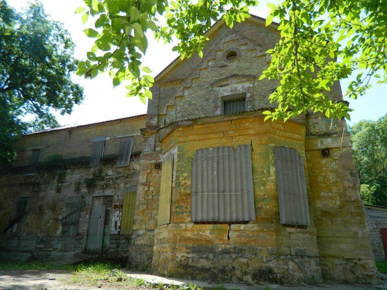 Пластикове вікно в минуле. Чому старовинні будівлі на Донеччині не реставрують, а роблять сучасними