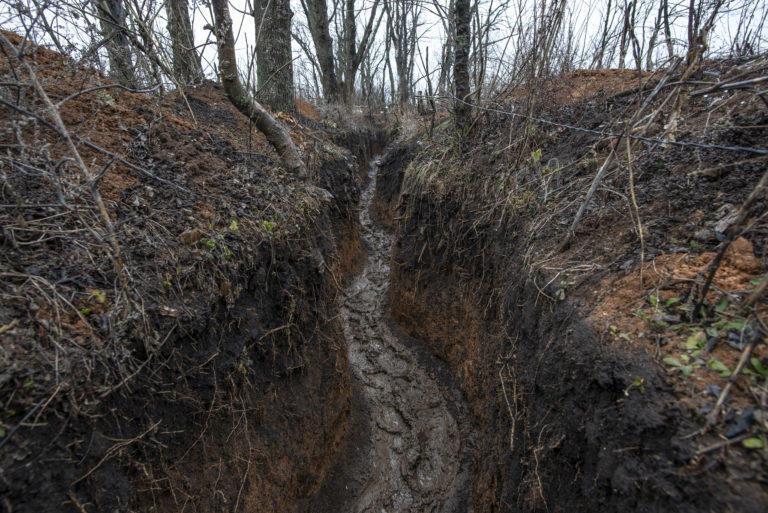 Сезон дощів на “передку”: чи є в окопах вода та як військові ЗСУ борються зі зливами (ФОТО)